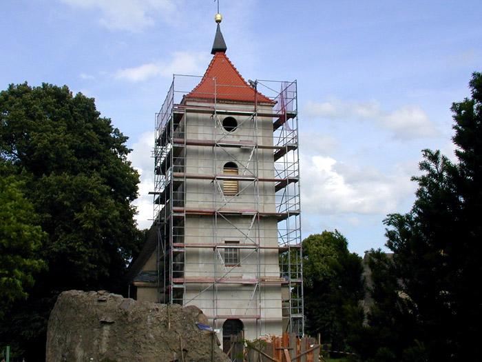 Kirchturmeinrüstung einer Dorfkirche